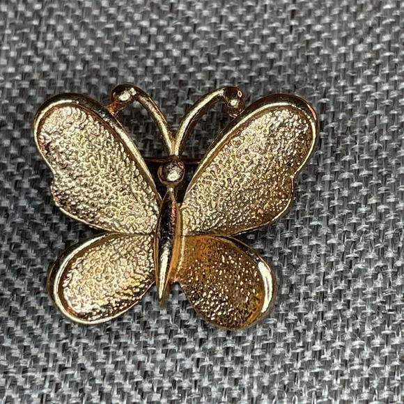 Sarah Coventry Butterfly Brooch Pin Gold Tone Texured Signed 1 x .85" Vintage - Picture 1 of 5